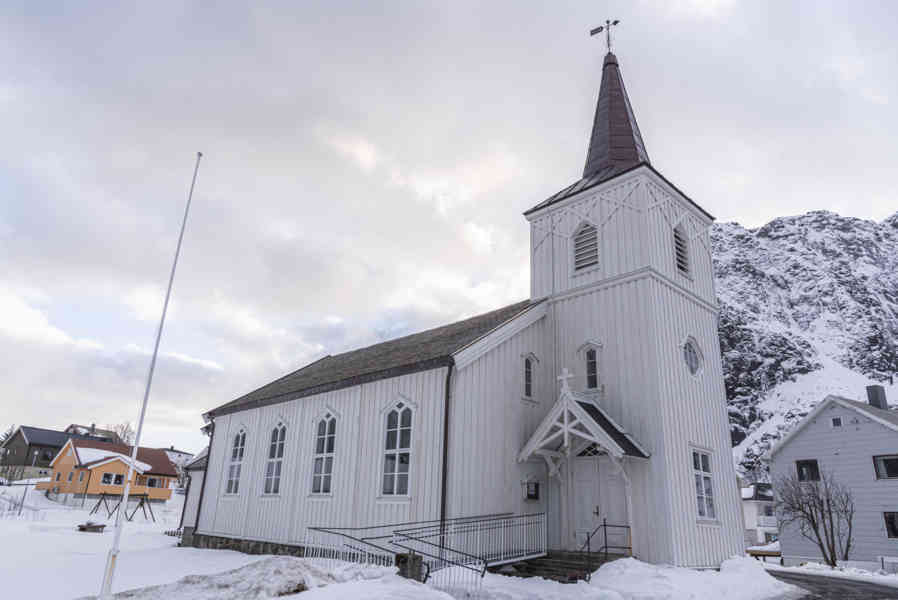 Noruega - islas Lofoten 150 - Reine - iglesia de Reine.jpg
